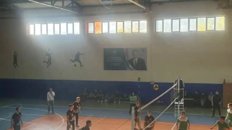 Borçka'da Voleybol Genç Erkekler İlçe Birinciliği'nde Anadolu Lisesi 3-0'la galip geldi