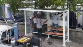 Hopa Belediyesi, vatandaşlar için modern durak yenileme çalışmalarını sürdürüyor