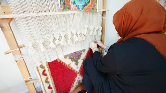 Akçaabat'ta El Sanatları Kursu: Geleneksel Halı Dokuma Göz Kamaştırıyor