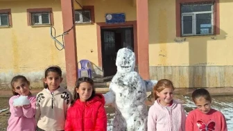 Ağrı Patnos’ta Kar Keyfi: Öğrenciler İlk Kardan Adamlarını Yaptı