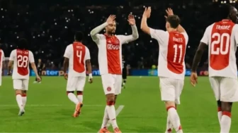 Ajax Hangi Ülkenin Takımı? Kadro Değeri ve Ligdeki Durumu Hollanda'nın ünlü futbol kulübü Ajax, Avrupa'nın tarih kokan takımlarından biri olarak dikkat çekiyor. Kulübün güncel kadro değeri ise yaklaşık olarak 300 milyon Euro civarında seyrediyor. Ajax, kendi liginde, Eredivisie'de ise önemli bir rekabetin içinde yer alarak şu anda liderlik mücadelesi vermekte.