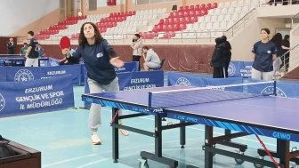 Erzurum'da Masa Tenisi İl Birinciliği sonuçlandı, şampiyon takımlara kupaları verildi