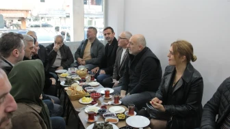 Hopa Belediyesi, esnafla bir araya gelerek trafik sorunlarına kalıcı çözümler üretecek