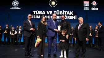 Rizeli Bilim İnsanı Türkiye’nin “Nobel”i sayılan ödülü Cumhurbaşkanı Erdoğan’dan aldı
