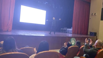 Sunay Akın'ın 'Memleket Kumaşı' Gösterisi Borçka'da Sanatseverlerle Buluştu