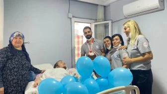 Adana'da yatağa bağımlı gencin film izleme hayali sağlık ekiplerince gerçekleştirildi