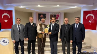 Artvin'de Sinan Yağmur, öğrencilere tasavvuf temalı eserlerini tanıttı