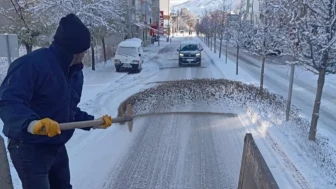 Oltu'da karla mücadele: Ekipler güvenli yollar için çalışmalarını sürdürüyor