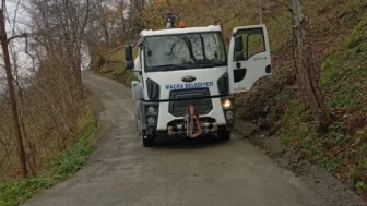 Maçka Belediyesi'nden Akmescit Mahallesi'ne Konforlu Kuru Beton Yol Çalışması