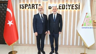 Bahadır Yenişehirlioğlu, Isparta Kitap Fuarı'nda Belediye Başkanı Başdeğirmen'i ziyaret etti.