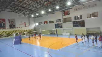 Arhavi'de öğrencilere yönelik voleybol antrenmanları sürüyor, spor ve takım ruhu gelişiyor