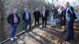 Arhavi'de yol betonlama çalışmaları sürüyor, Başkan Ataselim vatandaşlarla buluştu