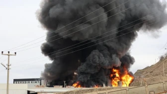 Kırıkkale Organize Sanayi Bölgesi'nde Kimyasal Tesisinde Görülen Kapsamlı Yangın Paniğe Neden Oldu