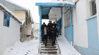 Karayazı Kaymakamı Titiz'den Emniyet Müdürü Çeribaş'a hayırlı olsun ziyareti