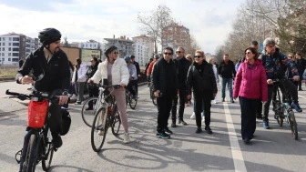 Eskişehir'de 'Arabasız Pazar' uygulamasıyla araç trafiği kapatıldı, yaya kültürü teşvik ediliyor