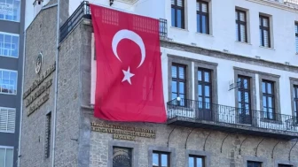 Trabzon'da bayraklı dayanışma, Başkan Genç'ten provokatif saldırıya sert tepki