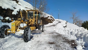 Beşikdüzü Belediyesi kış şartlarında karla mücadele ve altyapı çalışmalarıyla hizmette durmaksızın ilerliyor