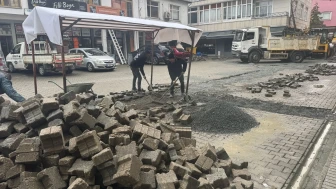 Arhavi'de yol ve kaldırım onarımları aralıksız sürüyor, ulaşım güvenliği artıyor