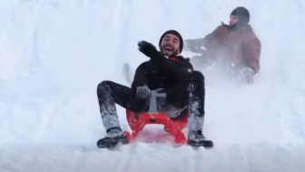 Erzurum'da kış keyfi: Atlama Kuleleri'nde renkli kızak şöleni coşkusu!