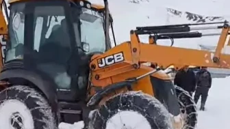 Şenkaya Belediyesi, karla mücadelede yoğun çalışmalara devam ediyor