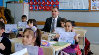 Bayburt'ta Karne Töreni: Vali Eldivan Öğrencilere Tatil Tavsiyeleri Verdi