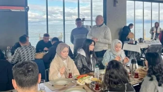 Fındıklı Belediyesi, üniversite öğrencilerini kahvaltıda bir araya getirdi