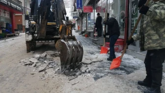 Bayburt'ta kar temizliği çalışmaları sürüyor, ulaşım güvenliği öncelikli hedef!