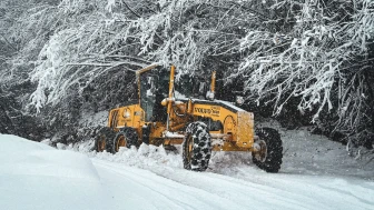 Rize'de karla mücadele: 59 köy yolu için açma çalışmaları sürüyor