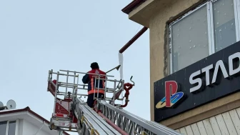 Bayburt'ta Kış Hazırlıkları: Buz Sarkıtları Temizleniyor, Güvenlik İçin Çalışmalar Devam Ediyor