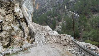 Alanya'da Sağanak Yağış Sonrası Heyelan, Mahalle Bağlantısı Kesildi