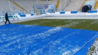 Erzurum'da soğuk havaya rağmen stadyum bakımı sürüyor