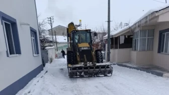 Aşkale'de Yoğun Kar Yağışı: Ekipler 7/24 Karla Mücadele Ediyor