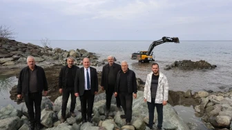 Arhavi'de Balıkçı Barınağı'ndaki Kum Temizleme Çalışmaları Başladı