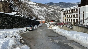 Murgul Belediyesi, kar yağışı nedeniyle çöp boşaltımını geçici alana taşıdı