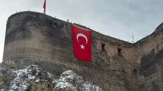 Oltu Belediyesi, Türk Bayraklarıyla İlçeyi Süsleyerek Birlik Duygusunu Pekiştirecek
