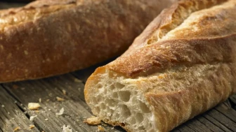 Bayat Ekmeklerinizi Çöpe Atmayın! Sadece 5 Dakikada Taze Ekmeğe Dönüştürmek Mümkün!