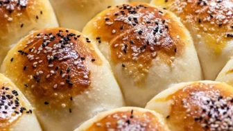 10 Dakikada Hazırlanabilen Yumuşacık Mayasız Poğaça Tarifi!