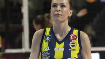 Fenerbahçe Kadın Voleybol Takımı Kaptanı Eda Erdem için İmza Töreni Düzenliyor