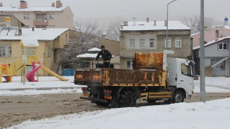 Bayburt'ta karla mücadele çalışmaları aralıksız devam ediyor
