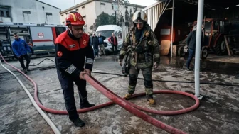 Bornova'da Fabrikada Yangın Çıktı: Yangının Sebepleri Araştırılıyor
