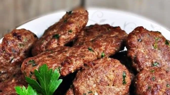 Anne Köftesi: Çocukluk Anılarını Canlandıran Yumuşak ve Doyurucu Bir Lezzet