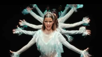 Beren Saat'in CapitaliZoo Şarkısının Sözlerinin Türkçe Anlamı ve Sanatçı Bilgisi