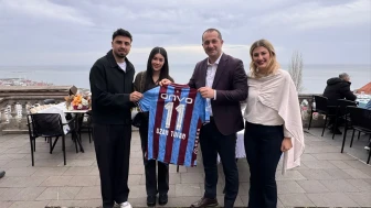 Akçaabat’ta Anlamlı Buluşma: Ozan Tufan Timurciler Konağı’nda Ağırlandı