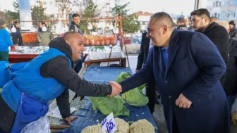 Başkan Özarslan, Ufuktepe Semt Pazarı’nı ziyaret etti