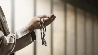 CUMA GÜNÜ ÇEKİLECEK TESBİHLER, ZİKİRLER, ESMALAR! Cuma günü okunacak dualar ve sureler neler?