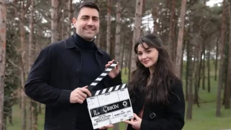 Çağlar Ertuğrul, Yaş Farkı Eleştirilerine Çarpıcı Bir Yanıt Verdi!