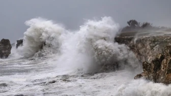 Meteorolojiden Uyarı: Sıcak Hava Dalgası Geliyor, Batı Akdeniz'de Fırtına Tehlikesi Var!
