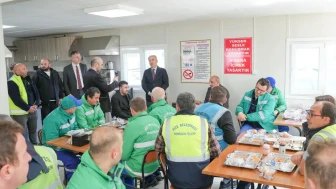 Rize Belediye Başkanı Rahmi Metin, Temizlik İşleri Ekibiyle Bir Araya Geldi