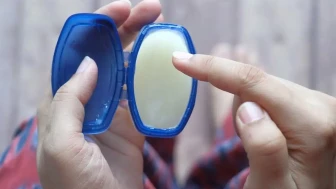 Vazelinin Cilt Üzerindeki Etkileri: Tüylenme İddiası Gerçek mi?