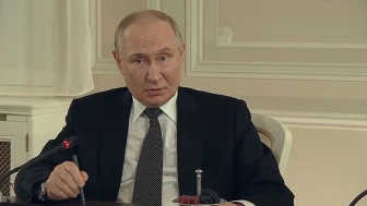 Putin: İran, Mücadelede Kahramanlık Örnekleri Gösteriyor